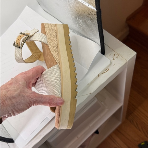 TOMS WEDGE CANVAS RUBBER SANDALS WOMENS SIZE 8. LIKE NEW - Picture 12 of 16